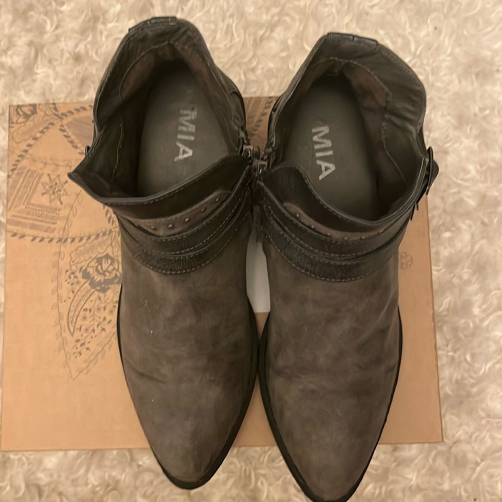 Mia size 8, gray leather boot good condition.